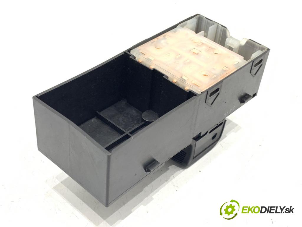 NISSAN MICRA K12 liftback 2005 65 kW 1.4 16V 1386 Prepínač okien  (Prepínacie páčky pod volantom)