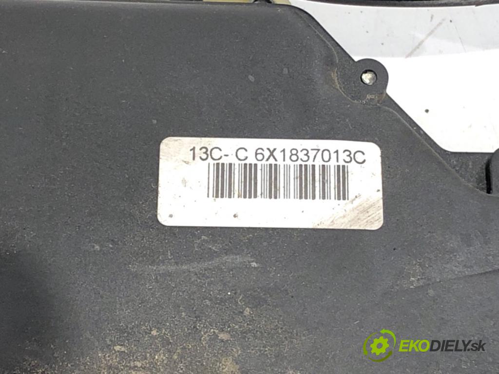 VW GOLF IV Kombi 2001 66 kW 1.9 TDI 1896 zámok dveře levý přední část 6X1837013C