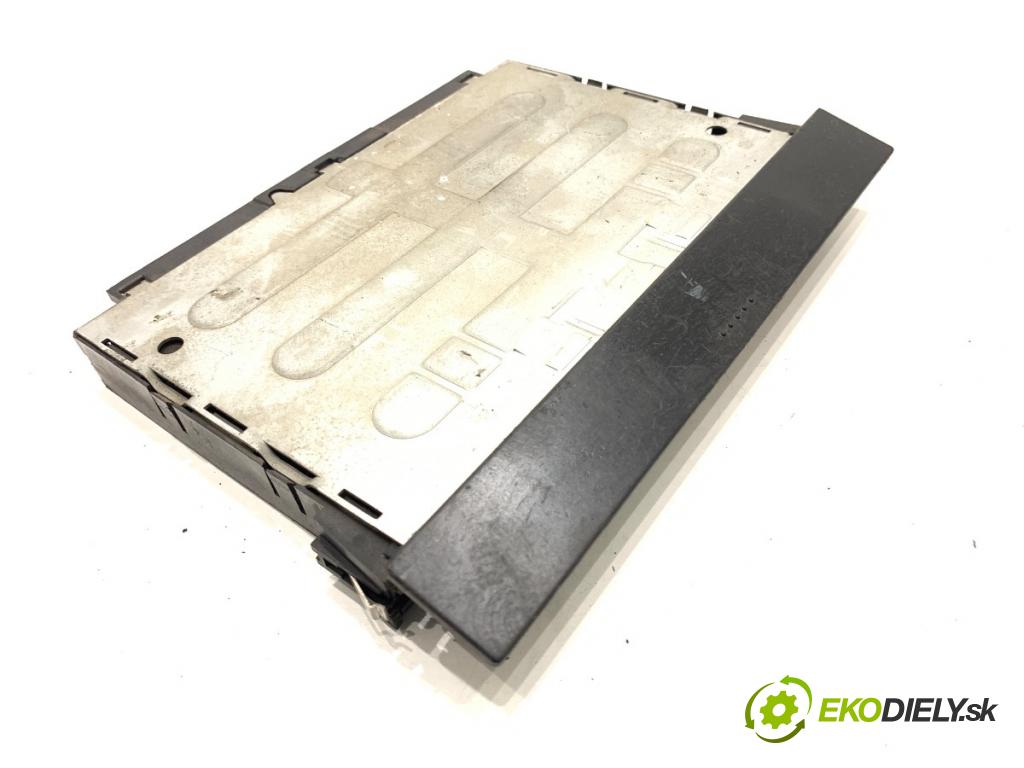 VW GOLF IV Kombi 2001 66 kW 1.9 TDI 1896 Držiak na nápoje 1J0858601 (Držiak (úchyt) na nápoje)