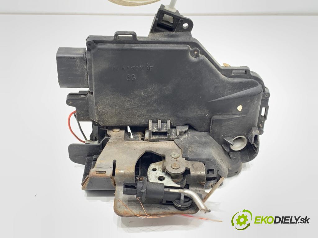 AUDI A6 C5 Kombi 2003 120 kW 2.5 TDI 2496 zámok dveře levý přední část