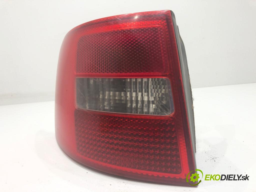 AUDI A6 C5 Kombi 2003 120 kW 2.5 TDI 2496 světlo levý zadní část 4B9945095F