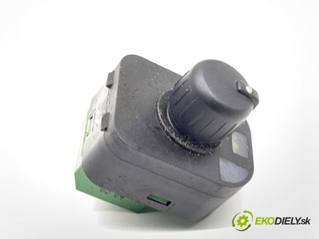 AUDI A6 C5 Kombi 2004 132 kW 2.5 TDI 2496 Prepínač nastavenia spätných zrkadiel  (Prepínacie páčky pod volantom)