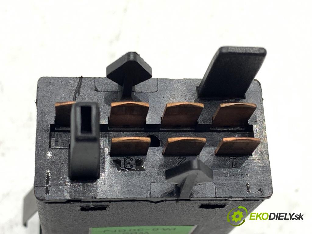 AUDI A3 8L liftback 1998 81 kW 1.9 TDI 1896 Spínač svetiel výstražných (núdzových) 8L0941509F (Prepínacie páčky pod volantom)