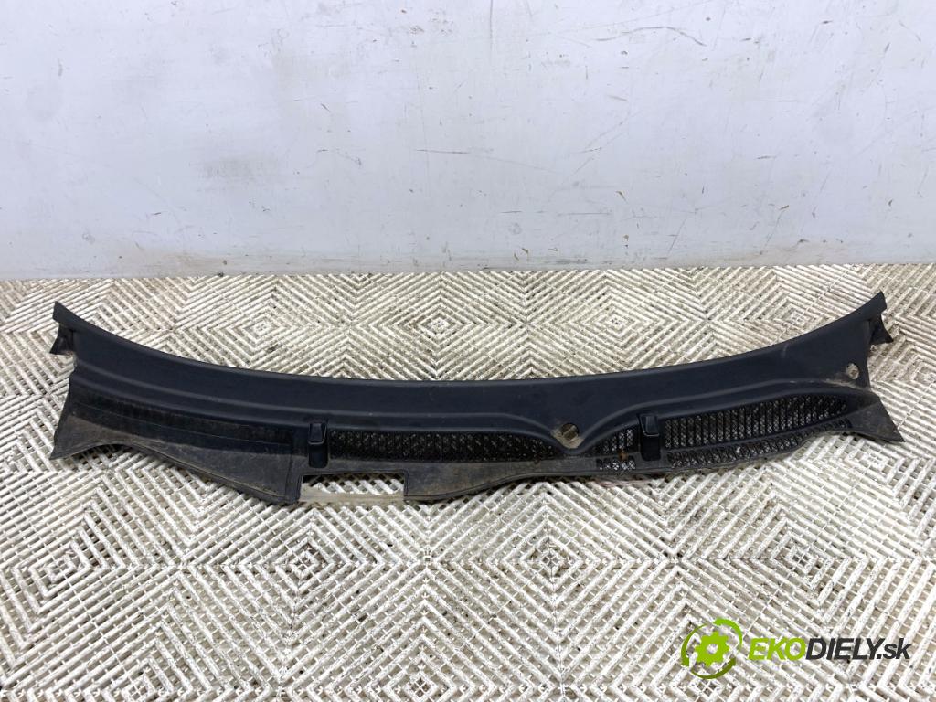 AUDI A3 8L liftback 2000 75 kW 1.6 1595 Torpédo, plast pod čelné okno 8L1819415B (Torpédo (plast pod čelným sklom))