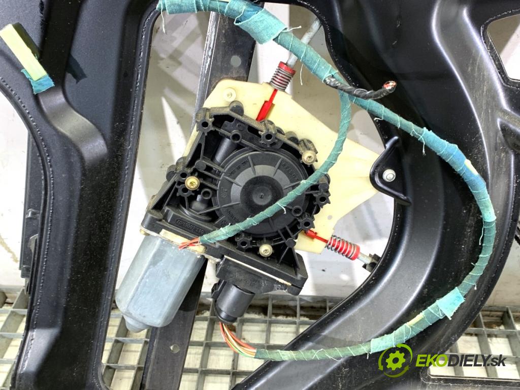 AUDI A3 8L liftback 2000 75 kW 1.6 1595 mechanismus okna pravý přední část