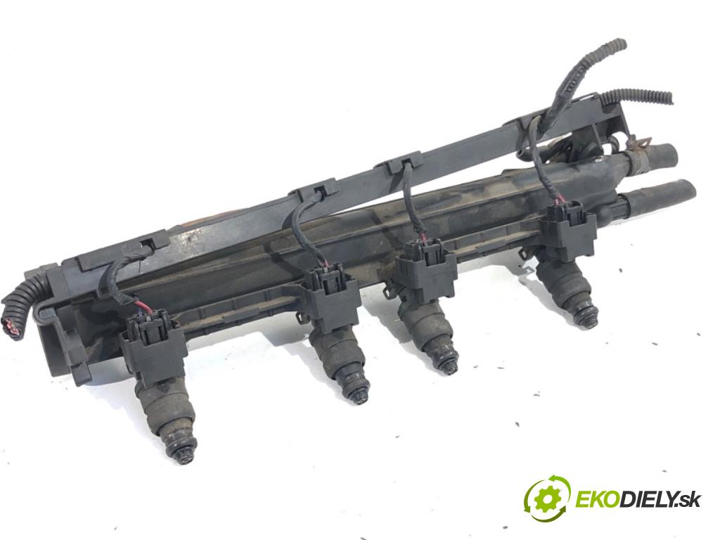 AUDI A3 8L liftback 2000 75 kW 1.6 1595 Lišta vstrekovacia 06A133317A (Vstrekovacia lišta)