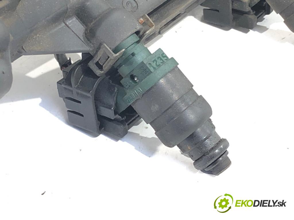 AUDI A3 8L liftback 2000 75 kW 1.6 1595 Lišta vstrekovacia 06A133317A (Vstrekovacia lišta)