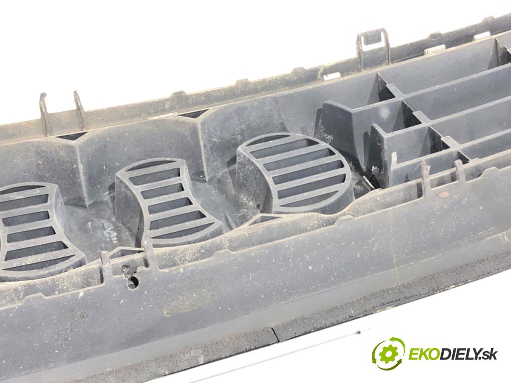 AUDI A3 8L liftback 2000 75 kW 1.6 1595 mřížka maska 8L0853651A (Přední mřížka (maska chladiče))