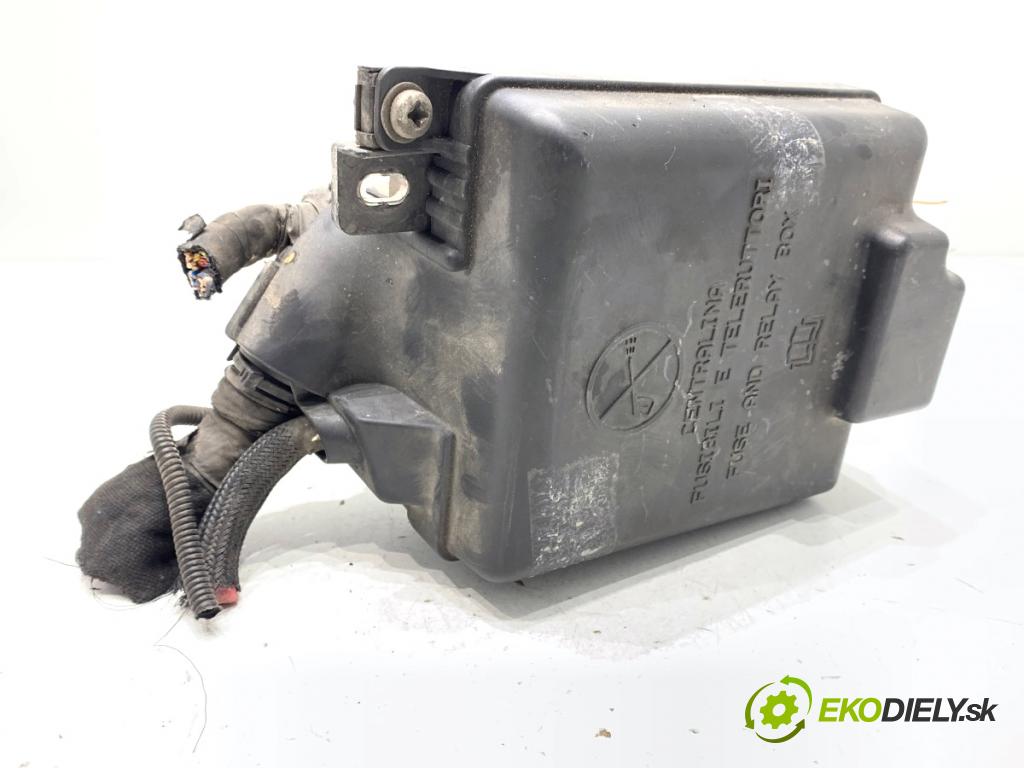 FIAT DOBLO II Autobus 2018 70 kW 1.4 (263AXA1A) 1368 skříňka poistková 51839437 (Pojistková skříňka)