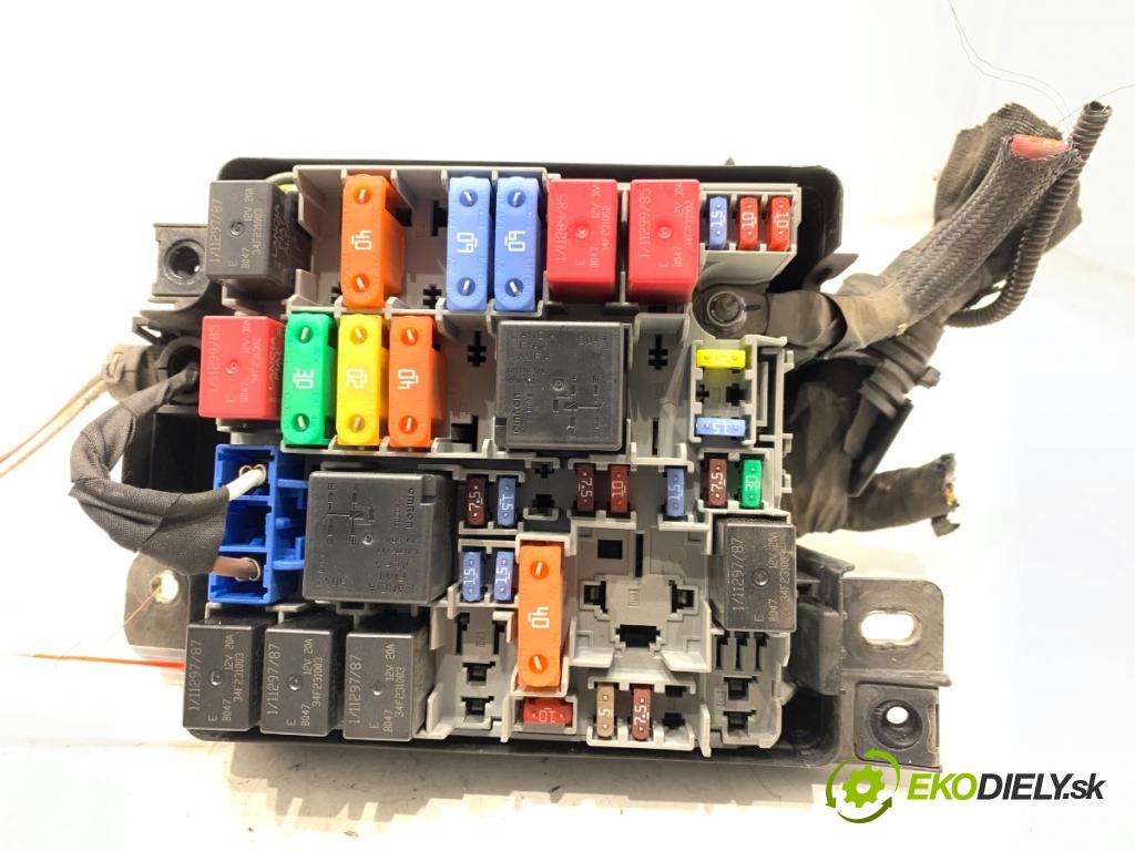 FIAT DOBLO II Autobus 2018 70 kW 1.4 (263AXA1A) 1368 skříňka poistková 51839437 (Pojistková skříňka)