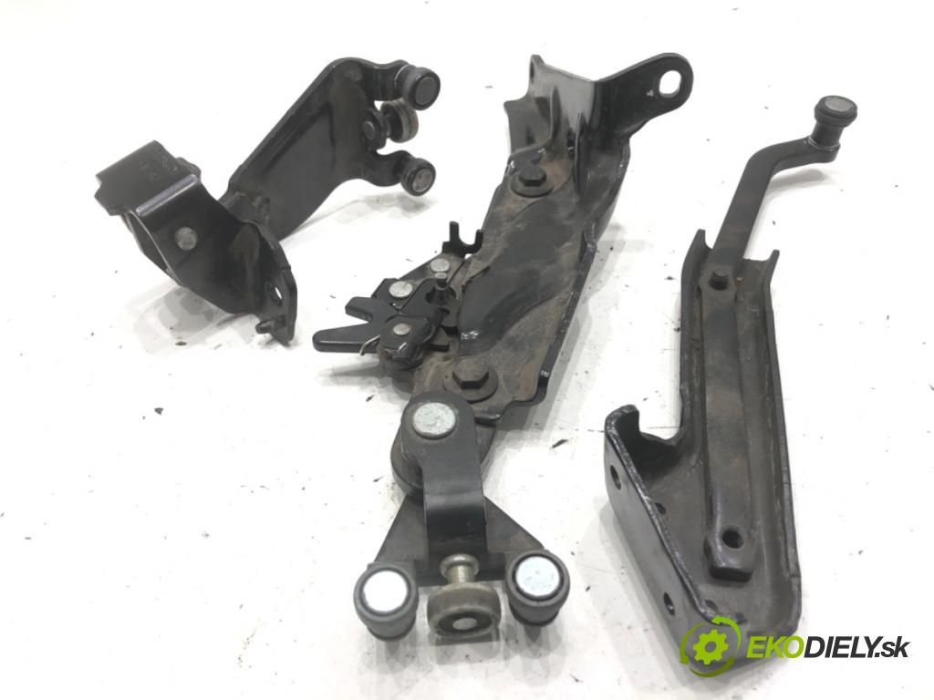 FIAT DOBLO II Autobus 2018 70 kW 1.4 (263AXA1A) 1368 kladky dveře posúvne levé 52076279 51842451 (Karoserie ostatní)