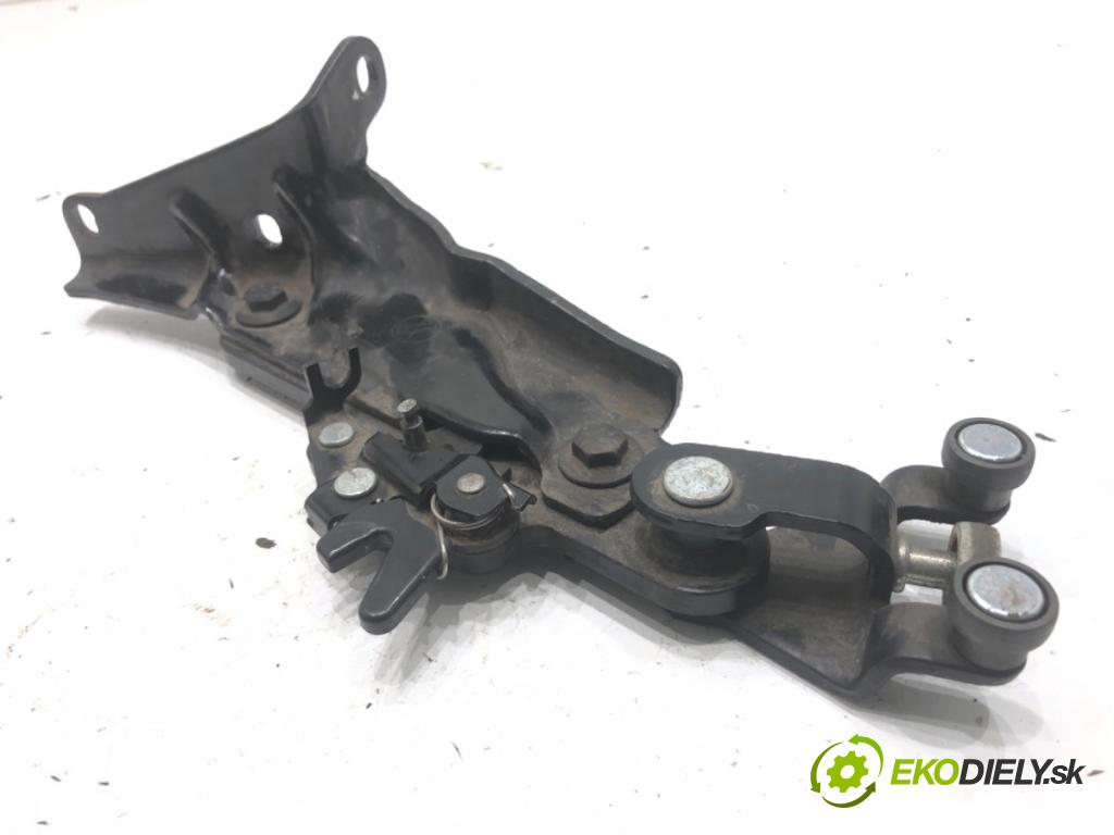 FIAT DOBLO II Autobus 2018 70 kW 1.4 (263AXA1A) 1368 kladky dveře posúvne levé 52076279 51842451 (Karoserie ostatní)