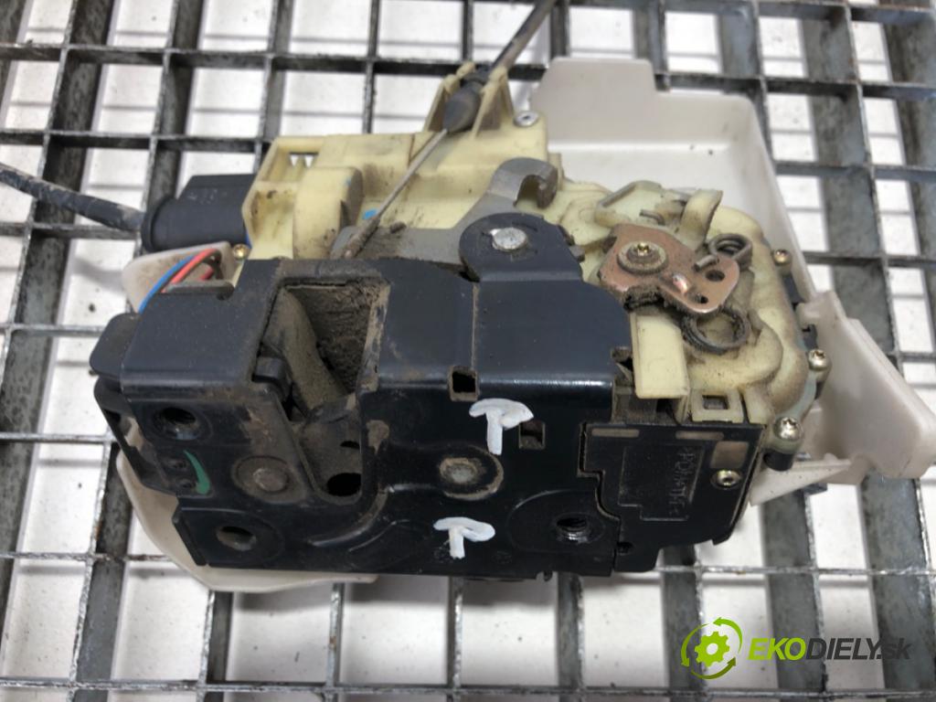 VW TRANSPORTER T5 Autobus 2005 63 kW 1.9 TDI 1896 zámok dveře pravý přední část
