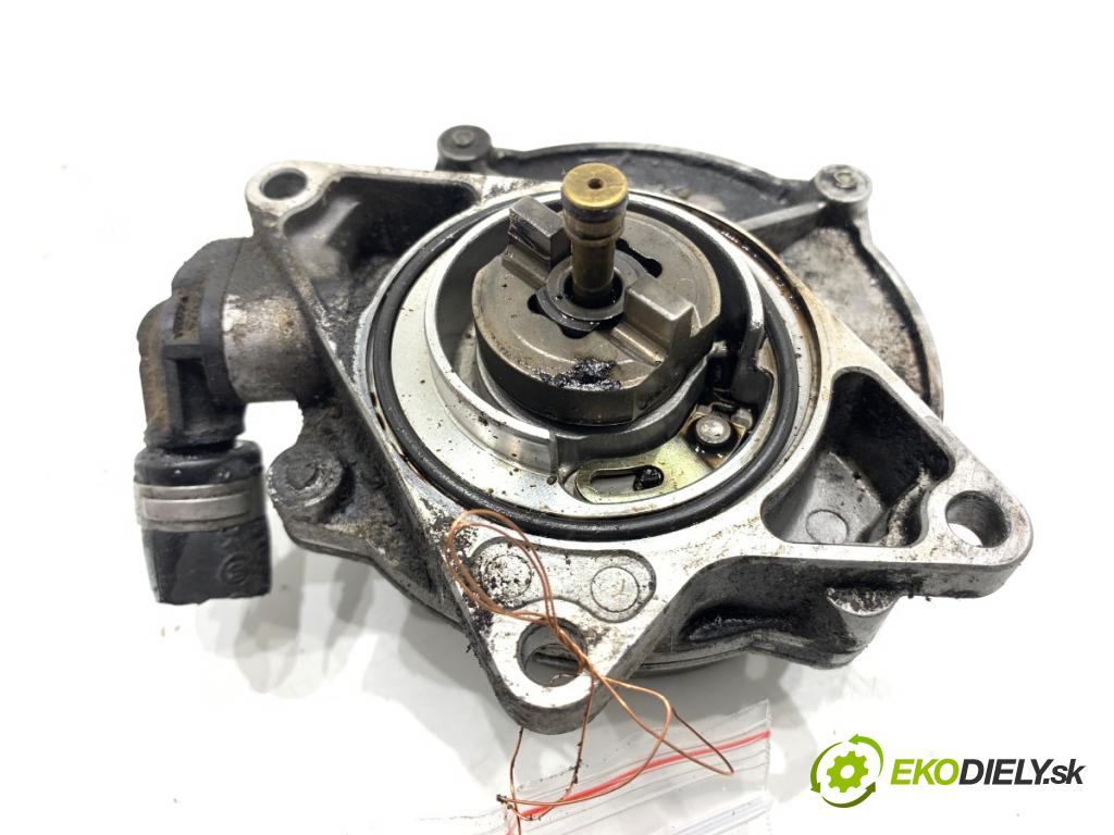 AUDI A4 B6 Kombi 2003 120 kW 2.5 TDI 2496 pumpa vakuová 057145100C