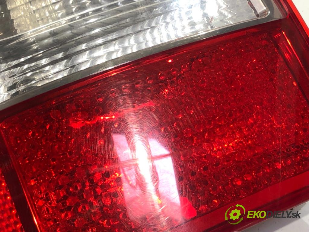 AUDI A4 B6 Kombi 2003 120 kW 2.5 TDI 2496 světlo levý zadní část