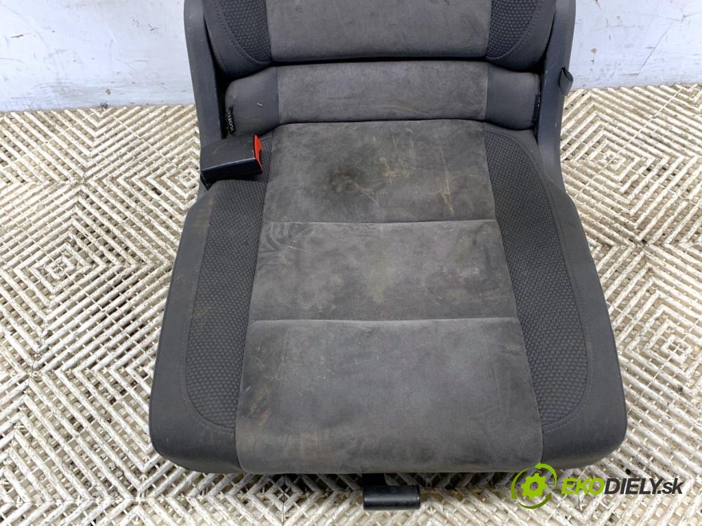 VW TOURAN nadwozie wielkoprzestrzenne (MPV) 2011 103 kW 2.0 TDI 1968 sedadlo zadní část