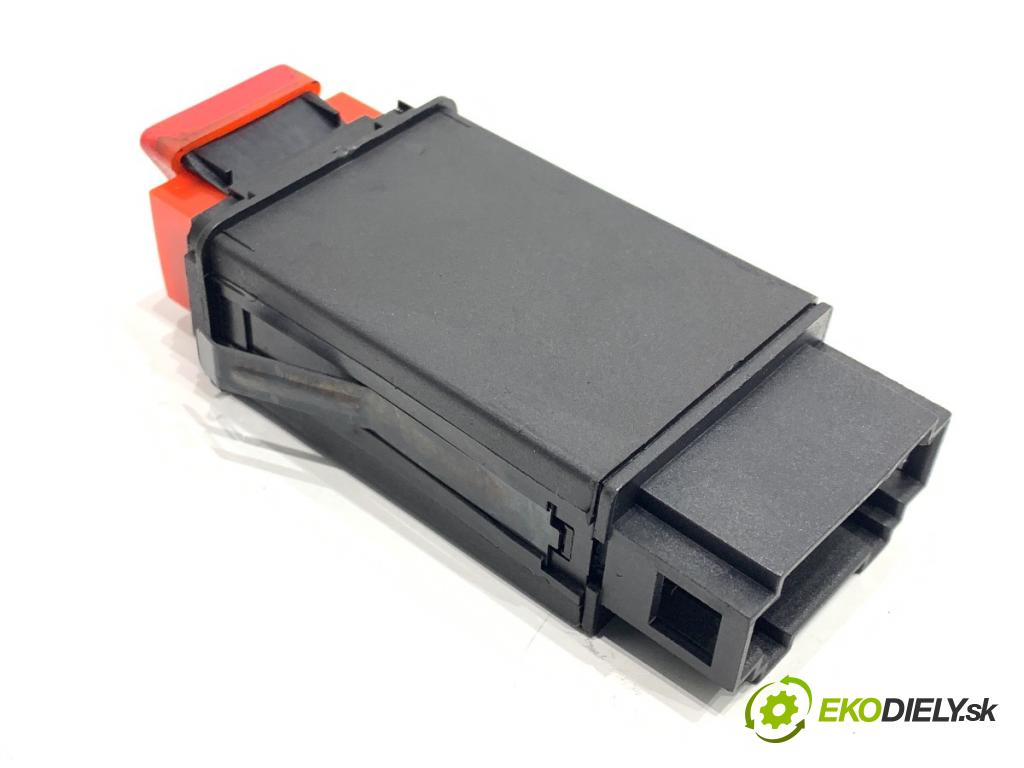 AUDI A3 8L liftback 2002 75 kW 1.6 1595 Spínač svetiel výstražných (núdzových) 8L0941509K (Prepínacie páčky pod volantom)