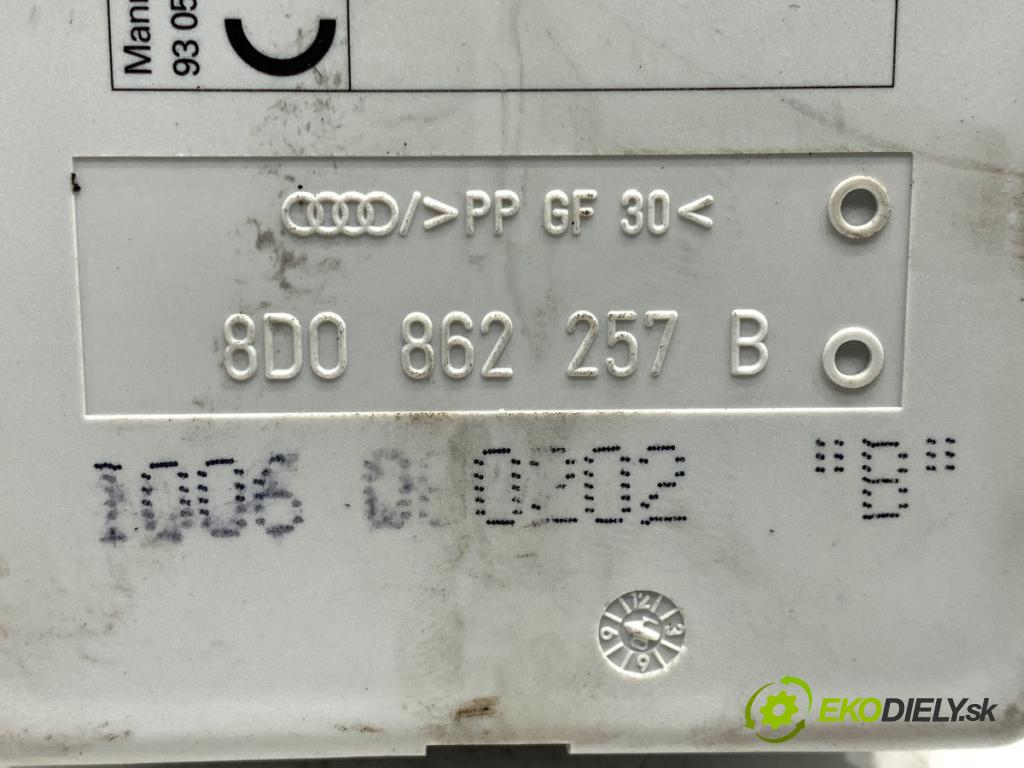 AUDI A3 8L liftback 2002 75 kW 1.6 1595 motorek centrálního zámku 8D0862257B (Řídicí jednotka centrálního zamykání)