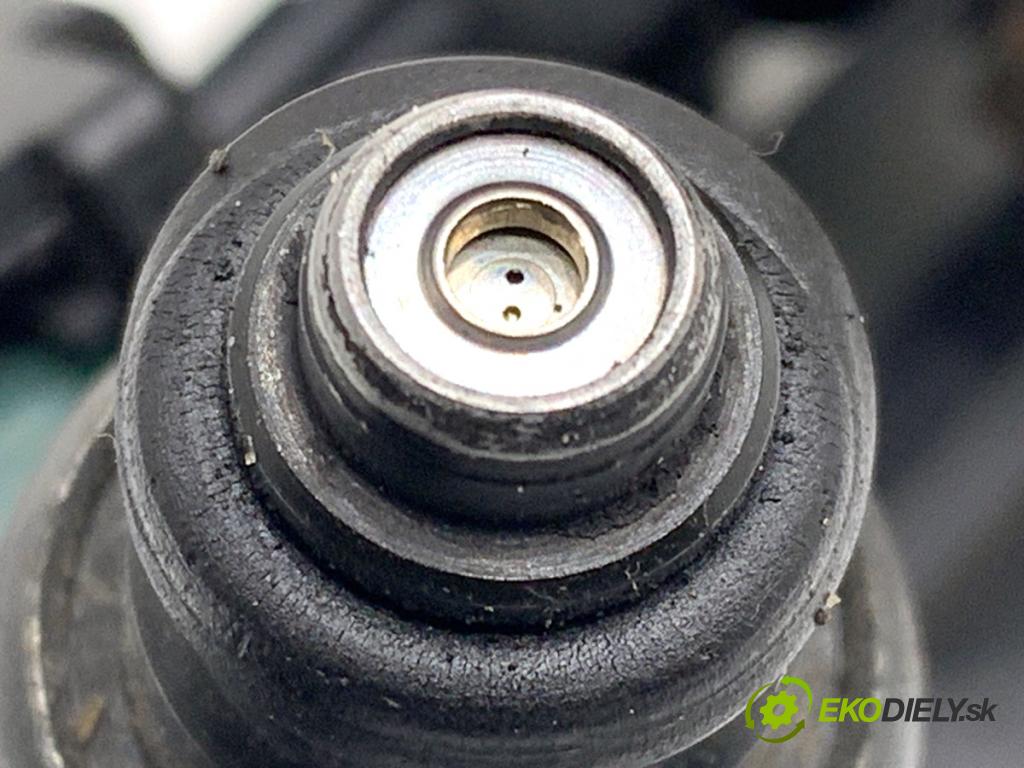 AUDI A3 8L liftback 2002 75 kW 1.6 1595 Lišta vstrekovacia 06A133317A (Vstrekovacia lišta)