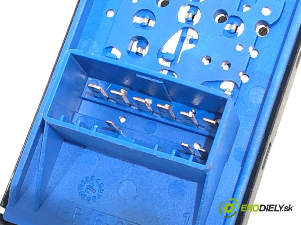 FIAT GRANDE PUNTO liftback 2006 70 kW 1.4 16V (199BXG1B, 199AXG1B) 1368 Prepínač okien  (Prepínacie páčky pod volantom)