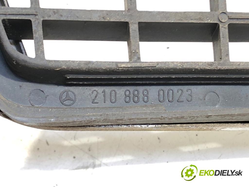 MERCEDES-BENZ W210 sedan 1996 70 kW E 220 D (210.004) 2155 Mriežka maska 2108880023 (Mriežka predná (maska chladiča))
