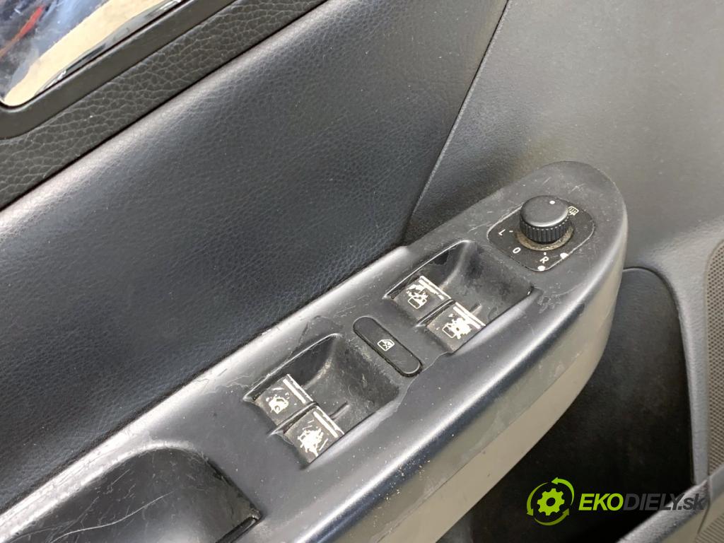 VW PASSAT B6 sedan 2005 103 kW 2.0 TDI 1968 ča dveře levý přední část