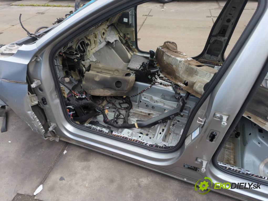 VW PASSAT B8 sedan 2016 140 kW 2.0 TDI 4motion 1968 KAROSERIA ČTVRŤÁK blatník zadní část levý pravý práh střecha PODŁUŻNICA levý pravý