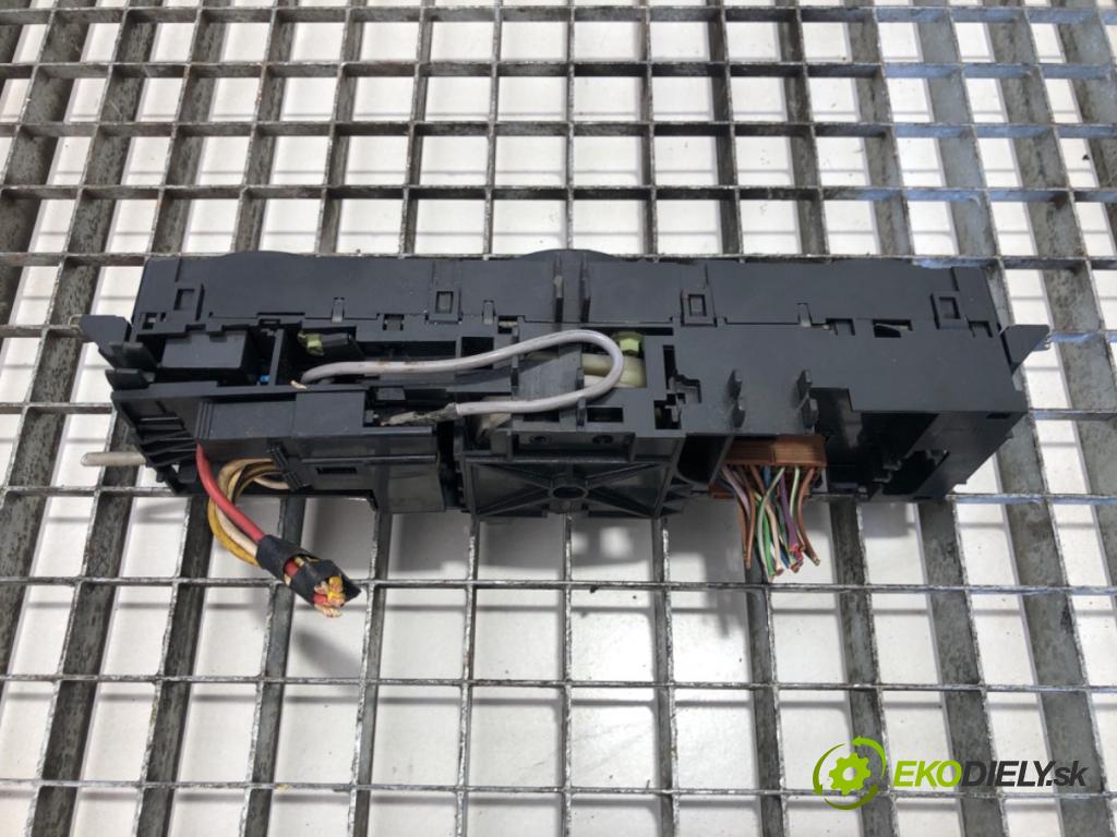 MERCEDES-BENZ W638 Autobus 2001 75 kW 110 CDI 2.2 (638.194) 2148 Panel ovládania kúrenia A0004463428 (Prepínacie páčky pod volantom)