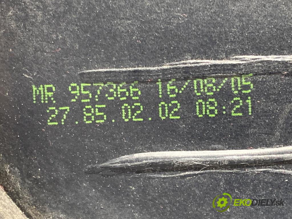 MITSUBISHI COLT VI liftback 2005 55 kW 1.1 1124 světlo pravý zadní část MR957366