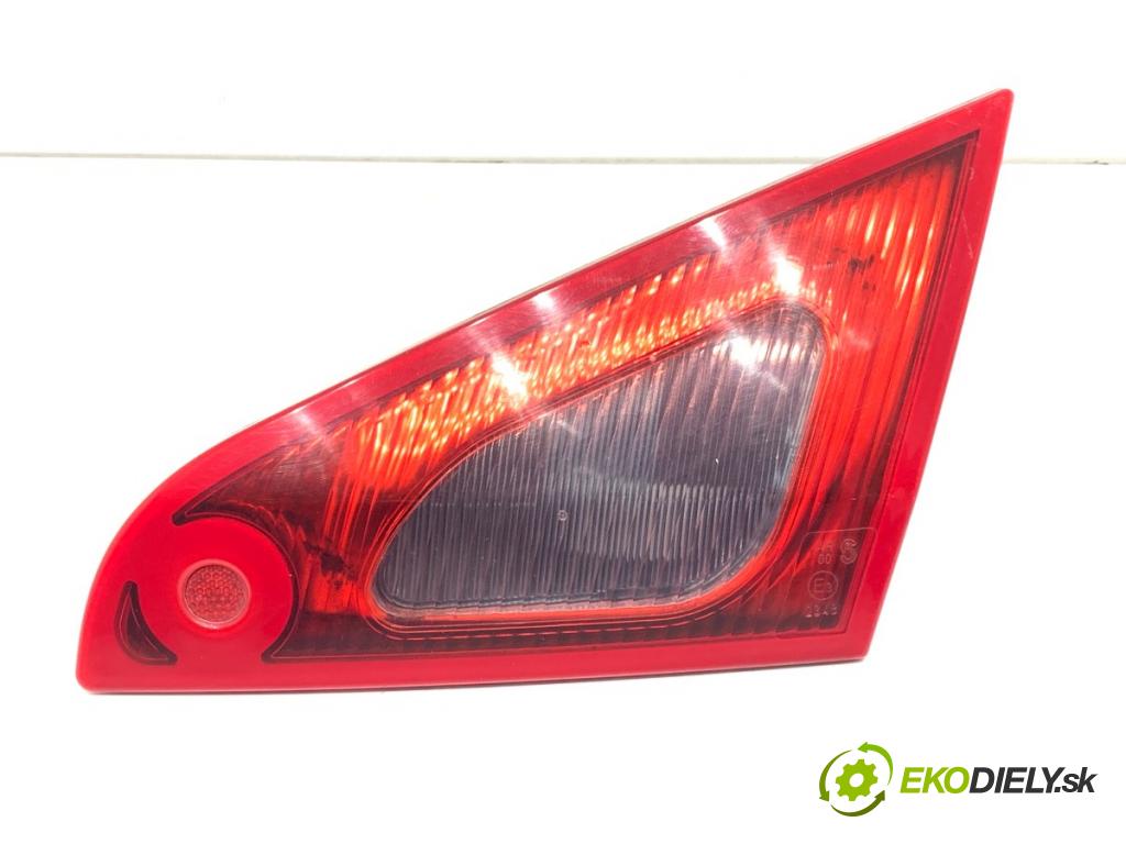 MITSUBISHI COLT VI liftback 2005 55 kW 1.1 1124 světlo zadní část pravá vnitřní 8336A029 (Klika dveří ostatní)
