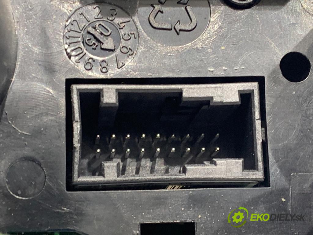 MITSUBISHI COLT VI liftback 2005 55 kW 1.1 1124 Panel ovládania kúrenia 69667301 (Prepínacie páčky pod volantom)