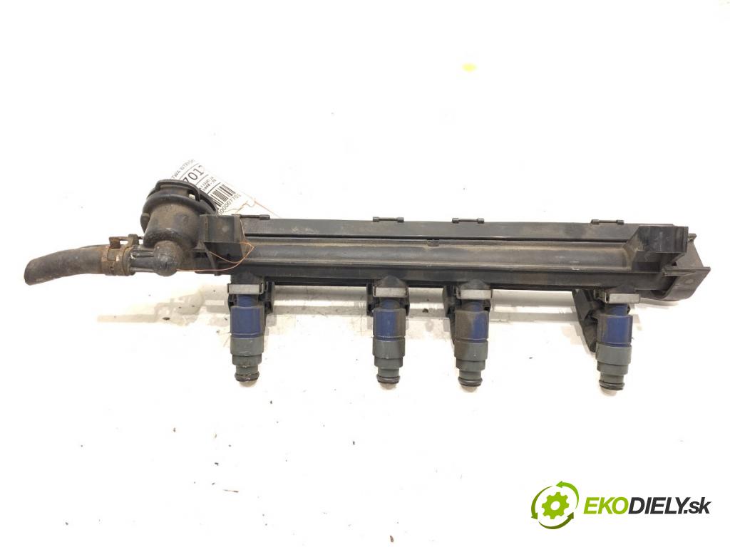 VW BORA I sedan 1999 85 kW 2.0 1984 Lišta vstrekovacia 06A906031C (Vstrekovacia lišta)