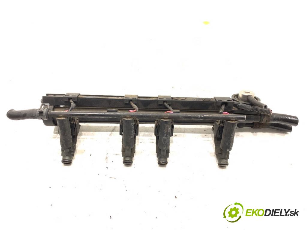 VW BORA I sedan 1999 85 kW 2.0 1984 Lišta vstrekovacia 06A906031C (Vstrekovacia lišta)