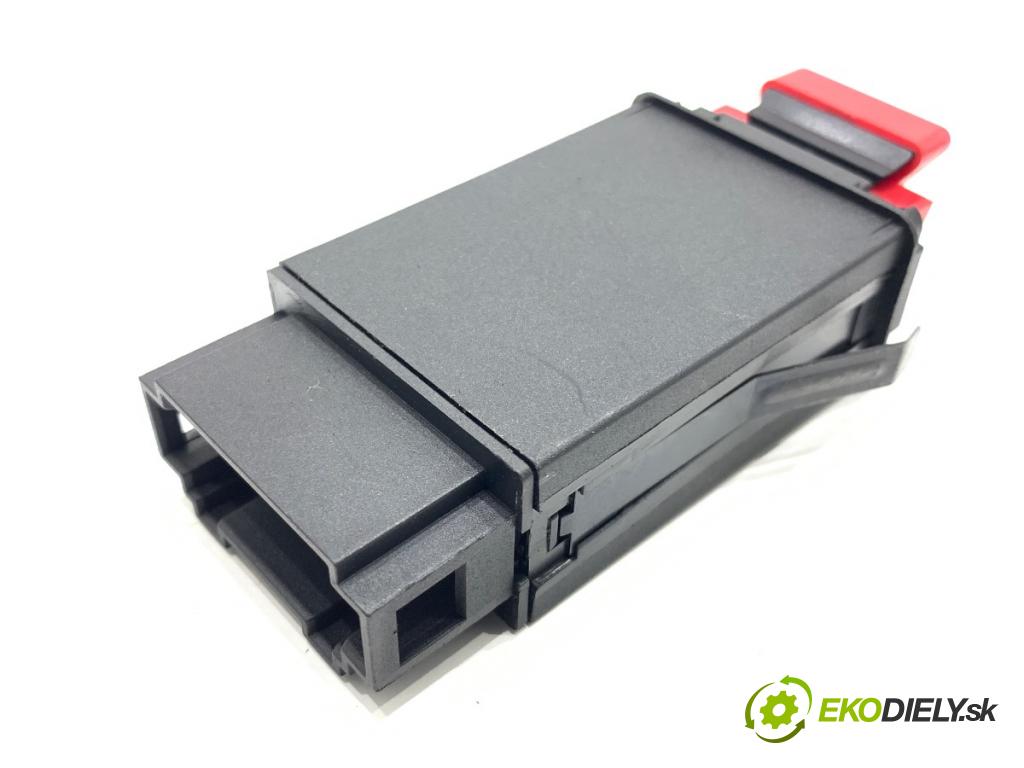 AUDI A6 C5 Kombi 2002 96 kW 1.9 TDI 1896 Spínač svetiel výstražných (núdzových)  (Prepínacie páčky pod volantom)