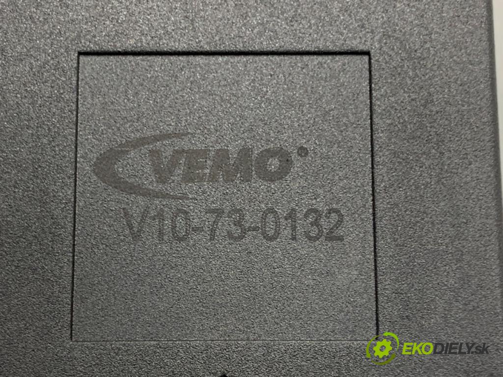 AUDI A6 C5 Kombi 2002 96 kW 1.9 TDI 1896 Spínač svetiel výstražných (núdzových)  (Prepínacie páčky pod volantom)