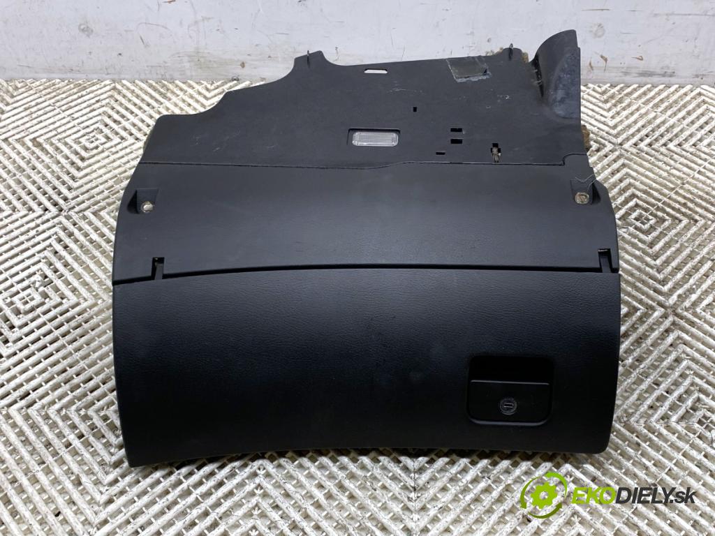 AUDI A6 C5 Kombi 2002 96 kW 1.9 TDI 1896 Priehradka, kastlík spolujazdca  (Priehradka (kastlík))