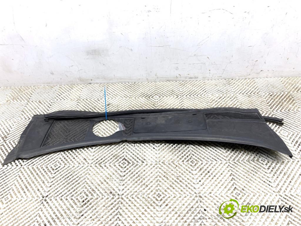 AUDI A6 C5 Kombi 2002 96 kW 1.9 TDI 1896 Torpédo, plast pod čelné okno  (Torpédo (plast pod čelným sklom))