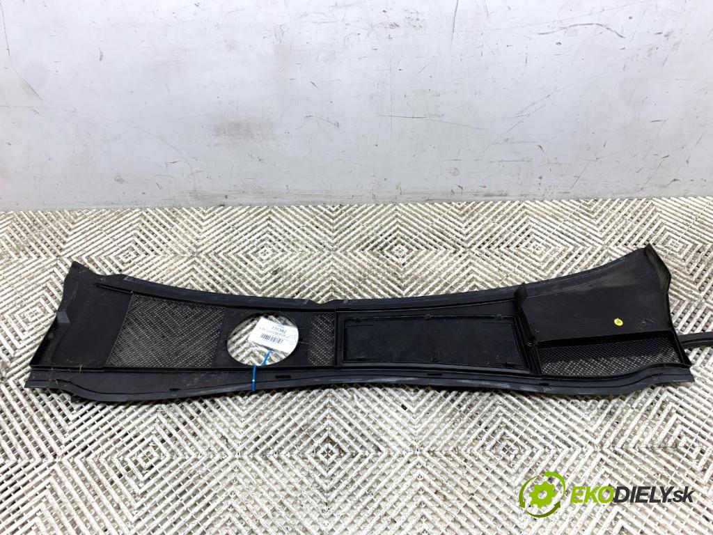 AUDI A6 C5 Kombi 2002 96 kW 1.9 TDI 1896 Torpédo, plast pod čelné okno  (Torpédo (plast pod čelným sklom))