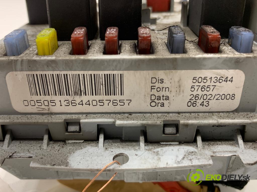 ALFA ROMEO 159 sedan 2008 88 kW 1.9 JTDM 8V (939AXE1B) 1910 skříňka poistková 50513644 (Pojistková skříňka)