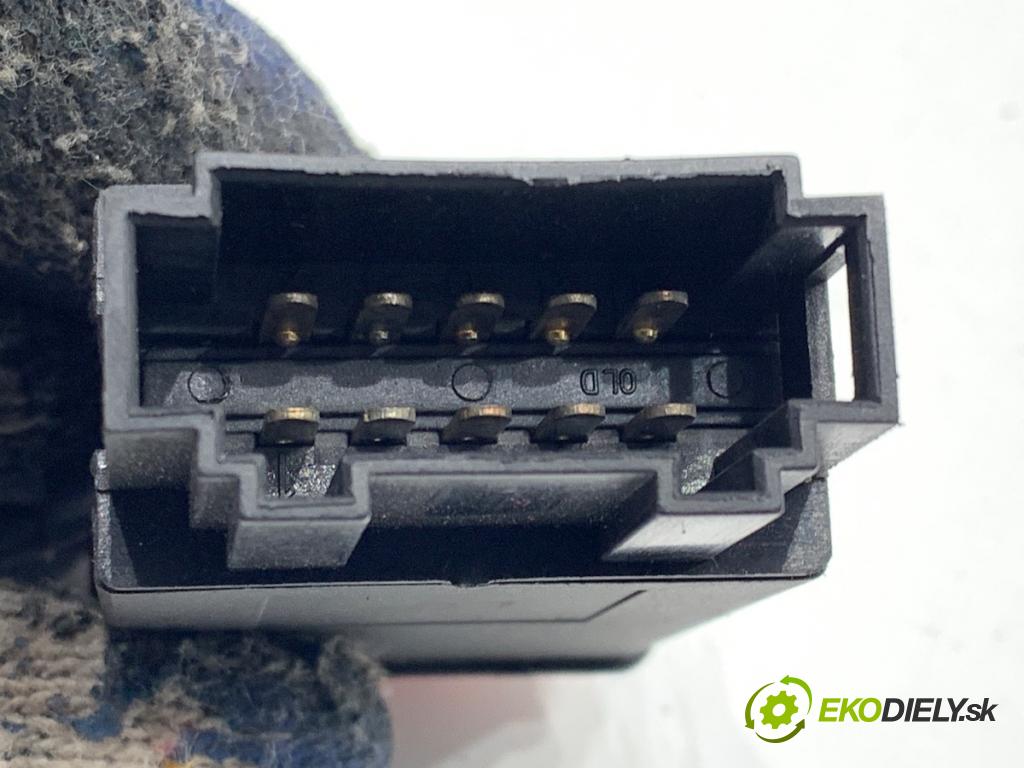 AUDI A6 C5 sedan 2000 132 kW 2.5 TDI quattro 2496 Spínač svetiel výstražných (núdzových)  (Prepínacie páčky pod volantom)