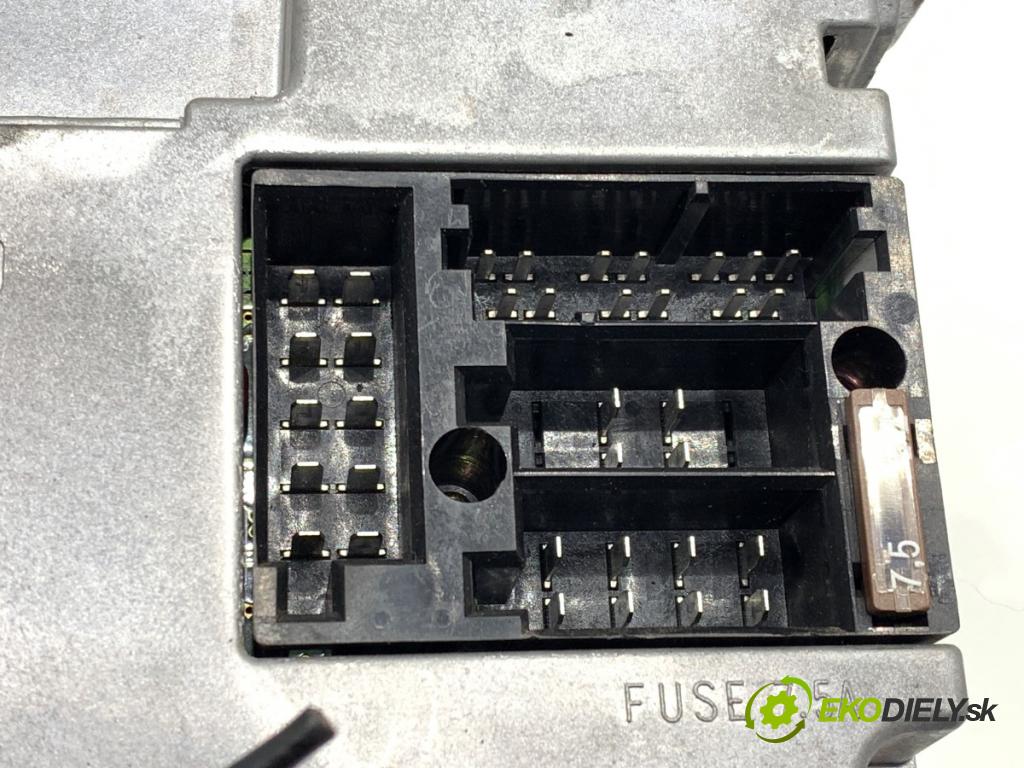 AUDI A6 C5 sedan 2000 132 kW 2.5 TDI quattro 2496 RADIO 4B0035195 (Audio zariadenie)