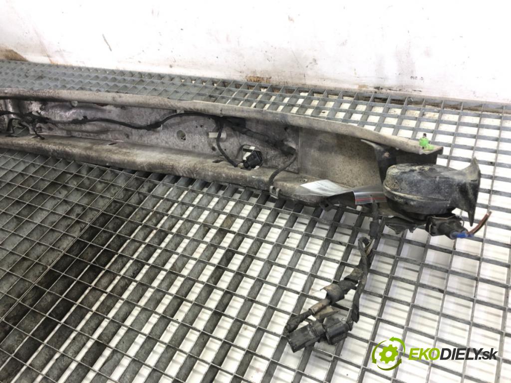 AUDI A6 C5 sedan 2000 132 kW 2.5 TDI quattro 2496 výztuha nárazníka přední část  (Přední výztuha)