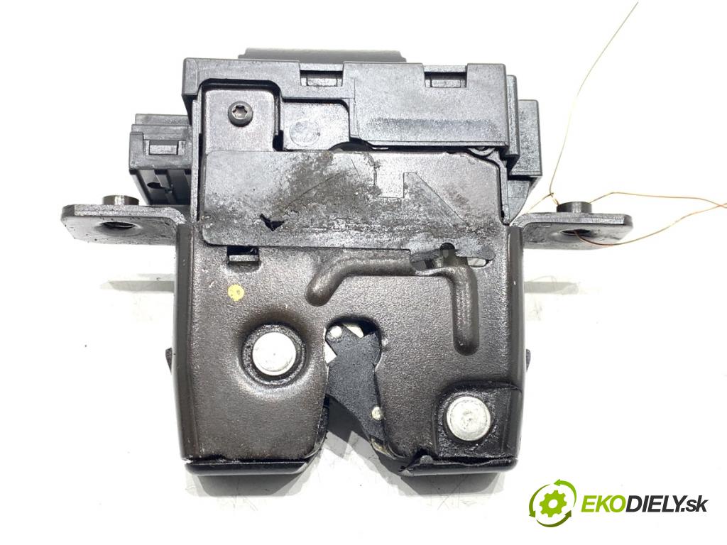 NISSAN QASHQAI J10 SUV 2013 86 kW 1.6 1598 zámok dveří zadní část 