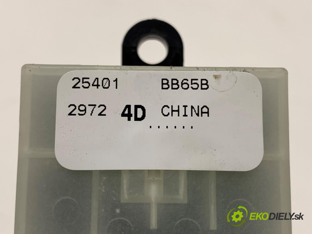 NISSAN QASHQAI J10 SUV 2013 86 kW 1.6 1598 Prepínač okien 25401BB65B (Prepínacie páčky pod volantom)