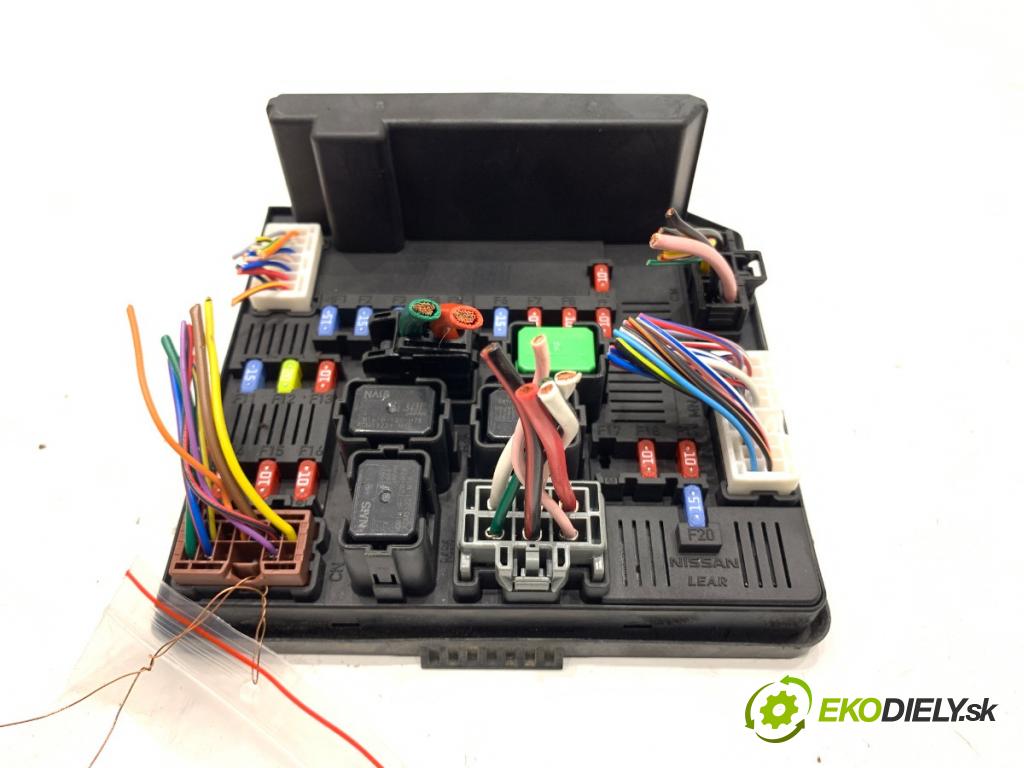 NISSAN QASHQAI J10 SUV 2013 86 kW 1.6 1598 modul BSI 284B7-BB03C (Pojistková skříňka)