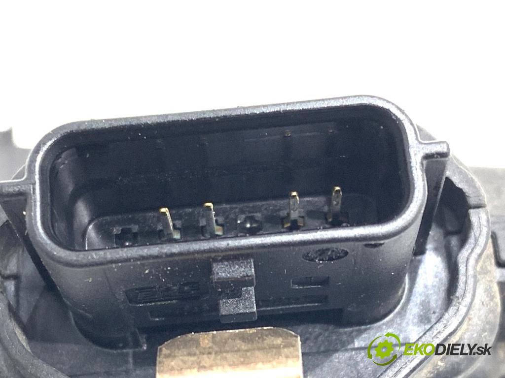 RENAULT CLIO IV liftback 2017 54 kW 1.2 16V 1149 zámok dveře pravý zadní část 825002104R