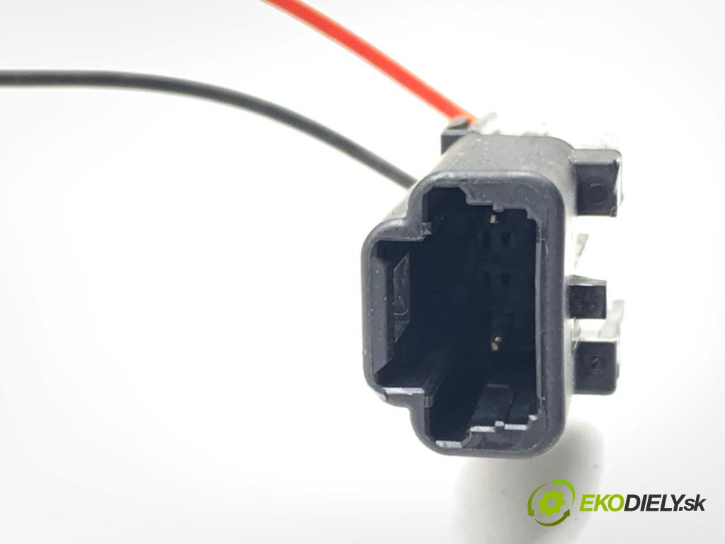 RENAULT CLIO IV liftback 2017 54 kW 1.2 16V 1149 Svetlo zad ľavá strana vnútorná  (Kľučka dverí ostatné)