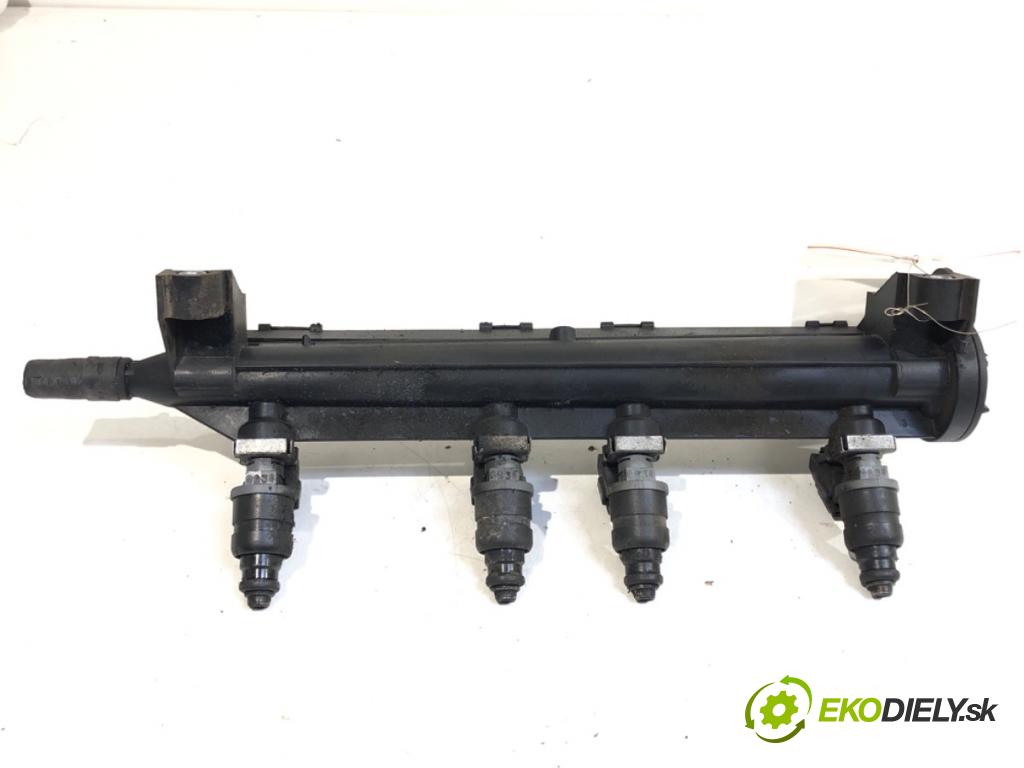 AUDI A3 8P liftback 2003 75 kW 1.6 1595 Lišta vstrekovacia 06A133317AC (Vstrekovacia lišta)