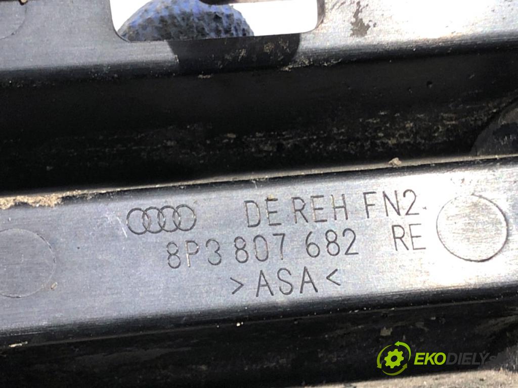 AUDI A3 8P liftback 2003 75 kW 1.6 1595 mří nárazníka pravý přední část 8P3807682
