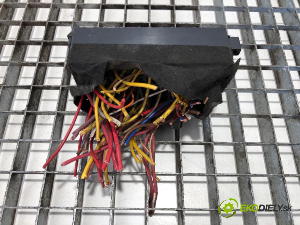 RENAULT MASTER II Skrzynia 2007 88 kW 2.5 dCi 2463 skříňka poistková 8200623718 (Pojistková skříňka)